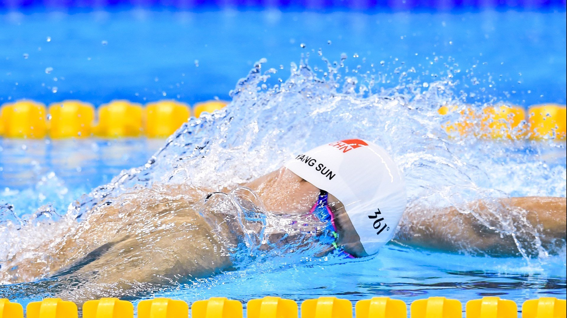 朱婷现身大学讲座鼓励热爱体育,朱婷接受采访视频2020